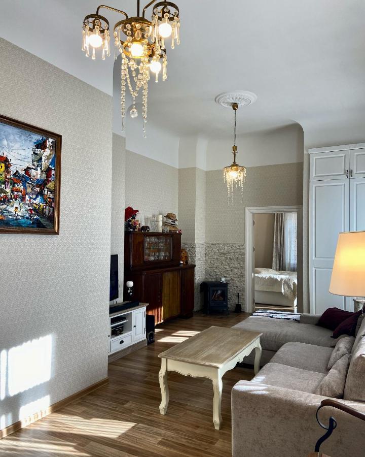 Elegant Apartment In Historical Centre & Free Locked Parking Riga Exterior photo